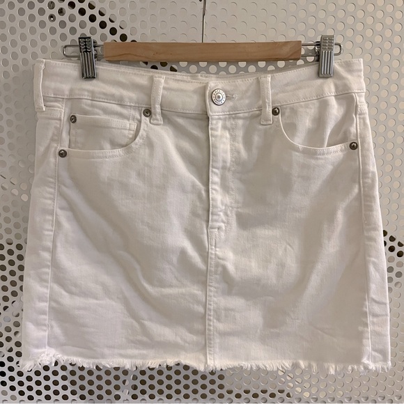 American Eagle Super Stretch Denim Mini Skirt Size 12 Classic White Frayed Hem - Picture 2 of 11
